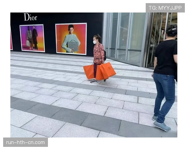 卢玉菲训练完顺手拎了三个爱马仕回家？