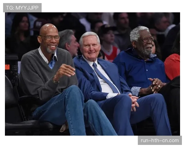 拉塞尔·韦斯特布鲁克出门像在开时装周，保镖的鞋都比我房租值钱